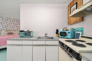 Fridge, microwave, oven, stovetop - Home Town Takeover Downtown Stay!- Views of the Postcard Mural (Sebring)