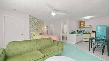 Tabla de planchar con plancha, wifi gratis y ropa de cama