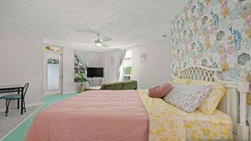 Tabla de planchar con plancha, wifi gratis y ropa de cama