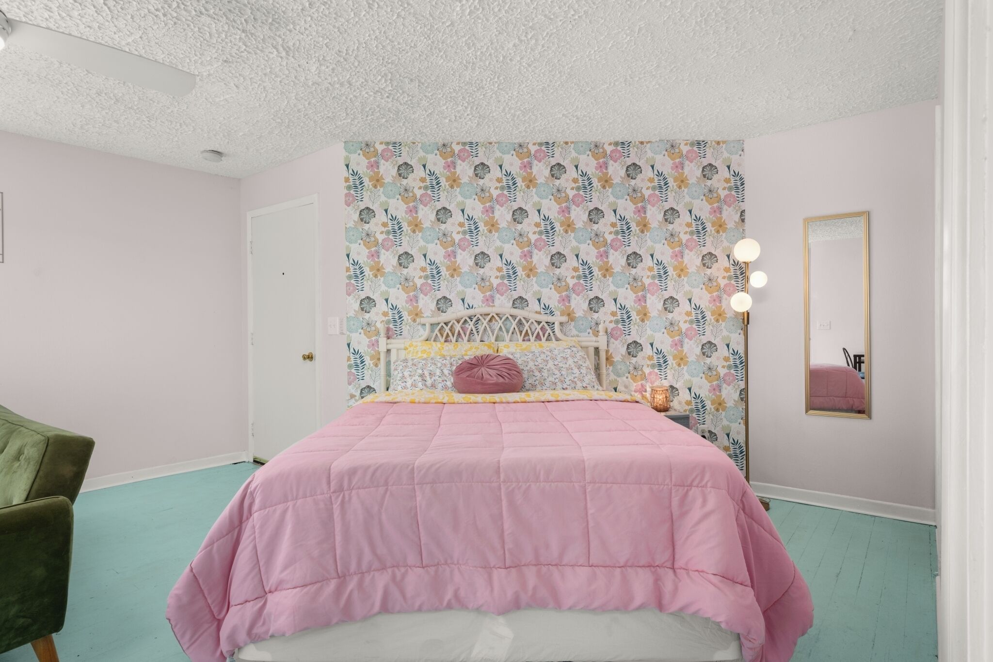 Een strijkplank/strijkijzer, gratis wifi, beddengoed