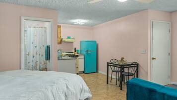 Iron/ironing board, free WiFi, bed sheets