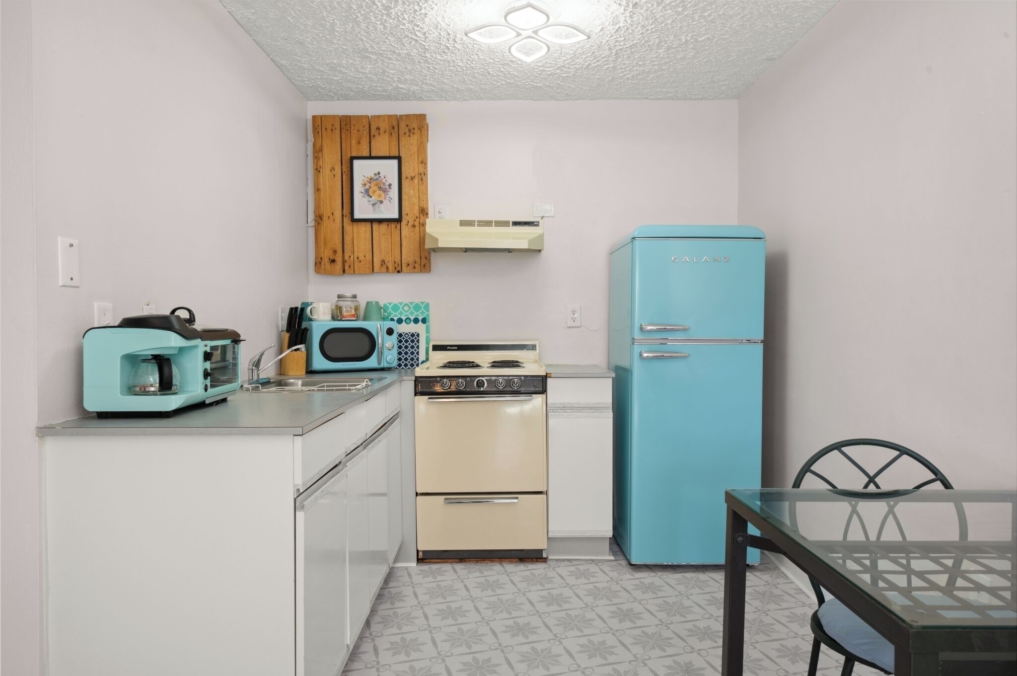 Réfrigérateur, micro-ondes, four, plaque de cuisson