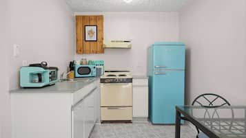 Een koelkast, een magnetron, een oven, een kookplaat