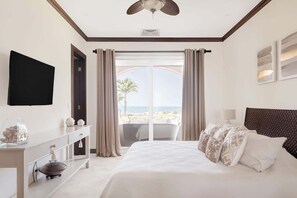 3 makuuhuonetta, tallelokero huoneessa, silitysrauta/-lauta