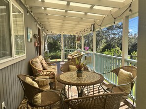 Outdoor dining - Lovely Art Cottage 5 Min. to Volcanoes  NATL Park-clean, cozy, comfort -2 Bdrm (Volcano)