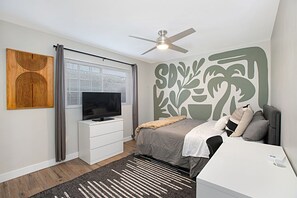 2 chambres, bureau, fer et planche à repasser, lit de bébé portatif
