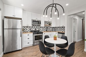 Fridge, microwave, oven, stovetop - Mid Century Artsy Home in the Heart of NORTH PARK (San Diego)