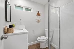 Ensemble douche/baignoire, sèche-cheveux, serviettes fournies, savon