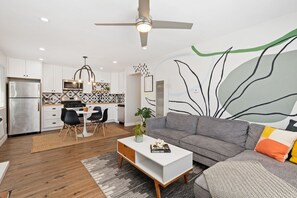 Smart TV, books - Mid Century Artsy Home in the Heart of NORTH PARK (San Diego)
