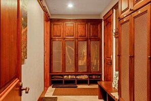 Una habitación en estilo japonés tradicional con puertas correderas de madera, suelo de estequilla y un banco bajo.