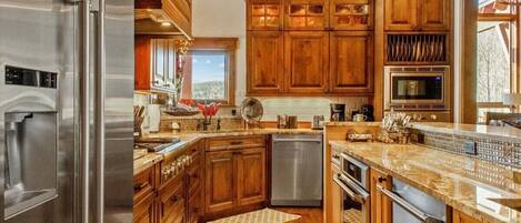 Frigorifero, microonde, forno, piano cottura