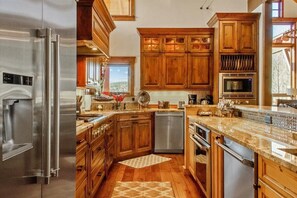 Kylskåp, mikrovågsugn, ugn och spishäll