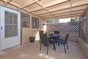 Outdoor dining - Beautiful clean and simple home in cottonwood az (Cottonwood)