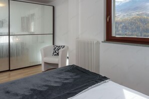 3 chambres, bureau, fer et planche à repasser, accès au Wi-Fi (inclus)
