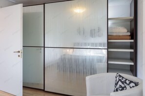 2 多间卧室、办公桌、熨斗/熨衣板、旅行婴儿床