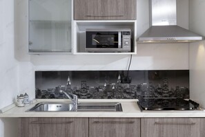 Fridge, microwave, stovetop, dishwasher - Maison Skis Aux Pieds – Panoramic Ski-In/Ski-Out Apartment | Cervinia (Breuil-Cervinia)