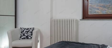 3 habitaciones, escritorio, tabla de planchar con plancha y wifi gratis