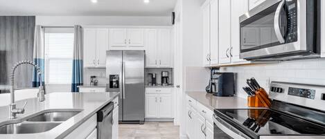 Een koelkast, een microgolfoven, een oven, een kookplaat