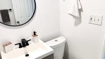 Een douche, handdoeken, toiletpapier