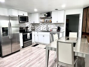 Frigorífico, microondas, horno y placa de cocina