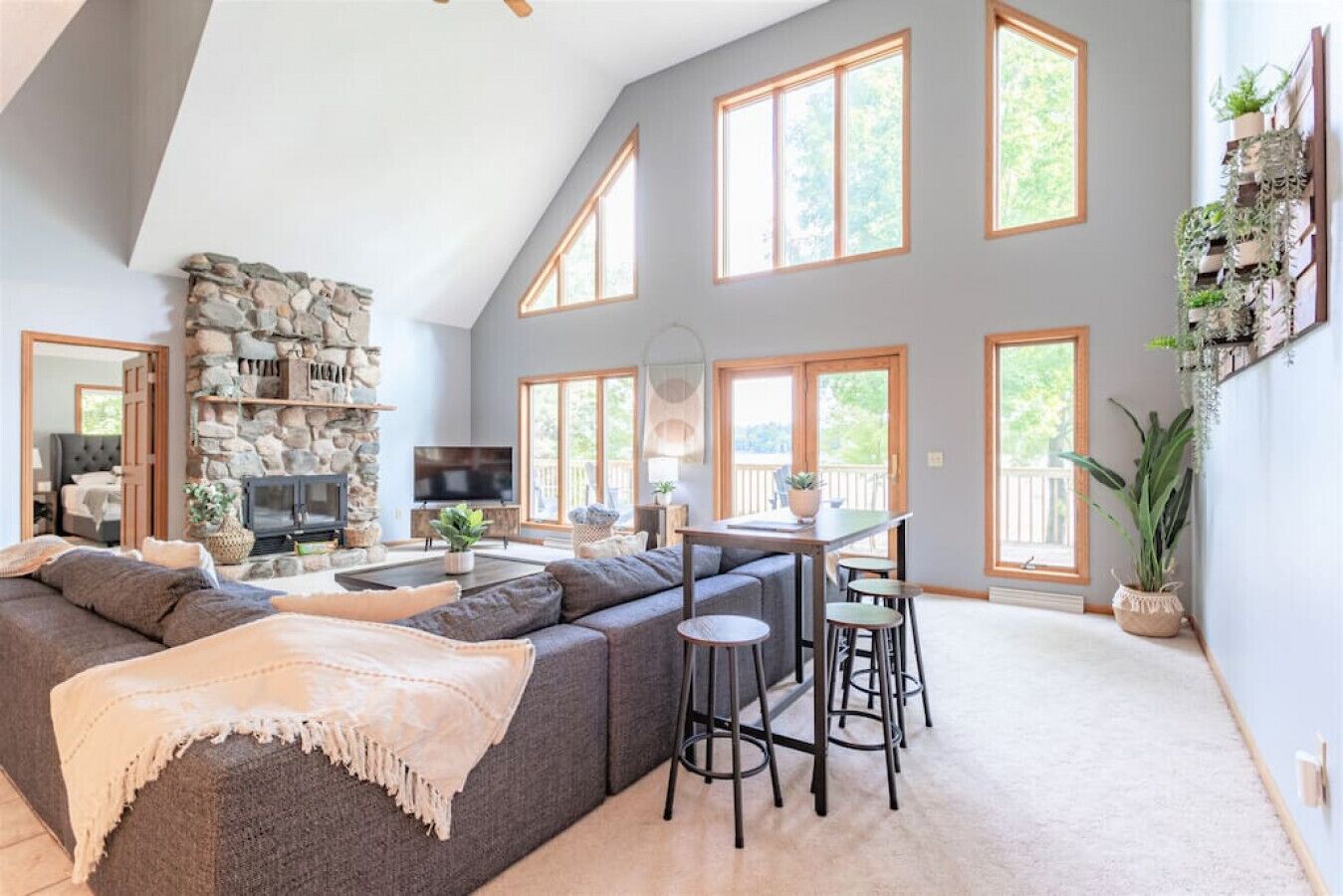 Tv, eldstad och bordsfotboll