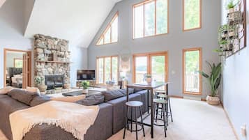 Televisio, takka, pöytäjalkapallopöytä