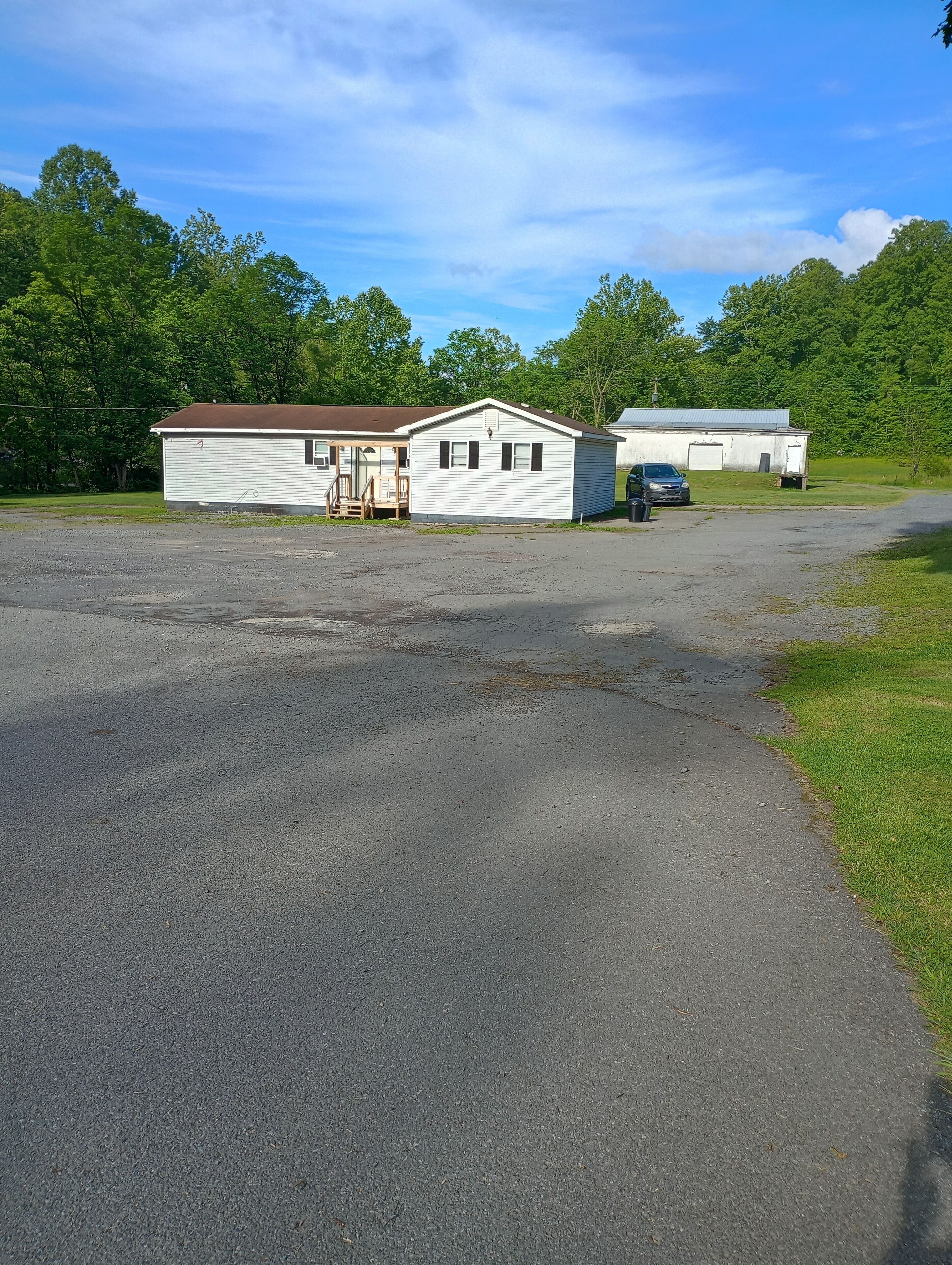  4 bedroom house sleeps 13 with huge backyard  right before Ace Adventure resort