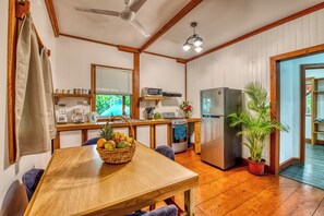 KĂŒhlschrank, Mikrowelle, Ofen, Herdplatte