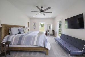 6 habitaciones, escritorio y tabla de planchar con plancha 
