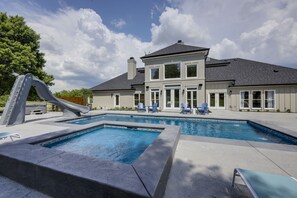 A heated pool - Majestic Manor-Private Hundred Acre Yard-Pool/Spa (Lebanon)