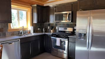 Chalet rustique luxueux, 1 chambre, cuisine, vue sur le jardin | Cuisine privée | Four à micro-ondes, cafetière-théière, chaise haute