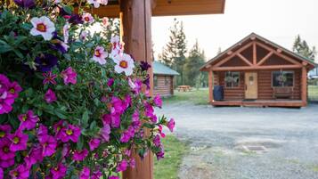 Luxury Cabin, 1 Bedroom, Kitchen, Garden View | Terrace/patio