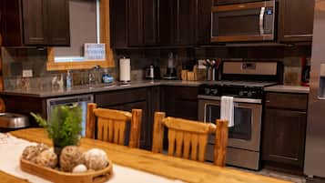 Chalet rustique luxueux, 2 chambres, cuisine, vue sur le jardin | Cuisine privée | Four à micro-ondes, cafetière-théière, chaise haute