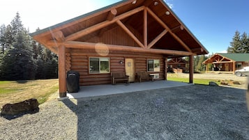 Chalet rustique luxueux, 2 chambres, cuisine, vue sur le jardin | Terrasse/patio