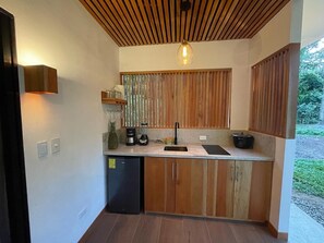 Een koelkast, een kookplaat, een koffiezetapparaat/waterkoker