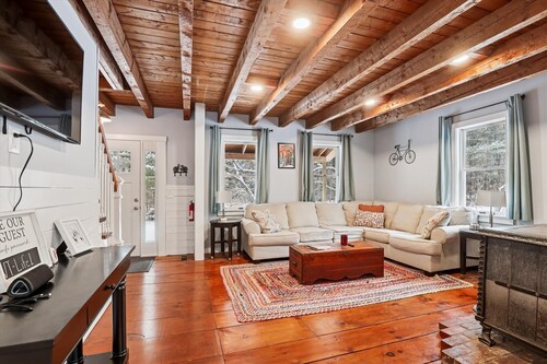 Elmore Meadows: 3 br, peaceful country setting, wood stove, a/c, firepit!