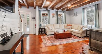 Elmore Meadows: 3 br, peaceful country setting, wood stove, a/c, firepit!