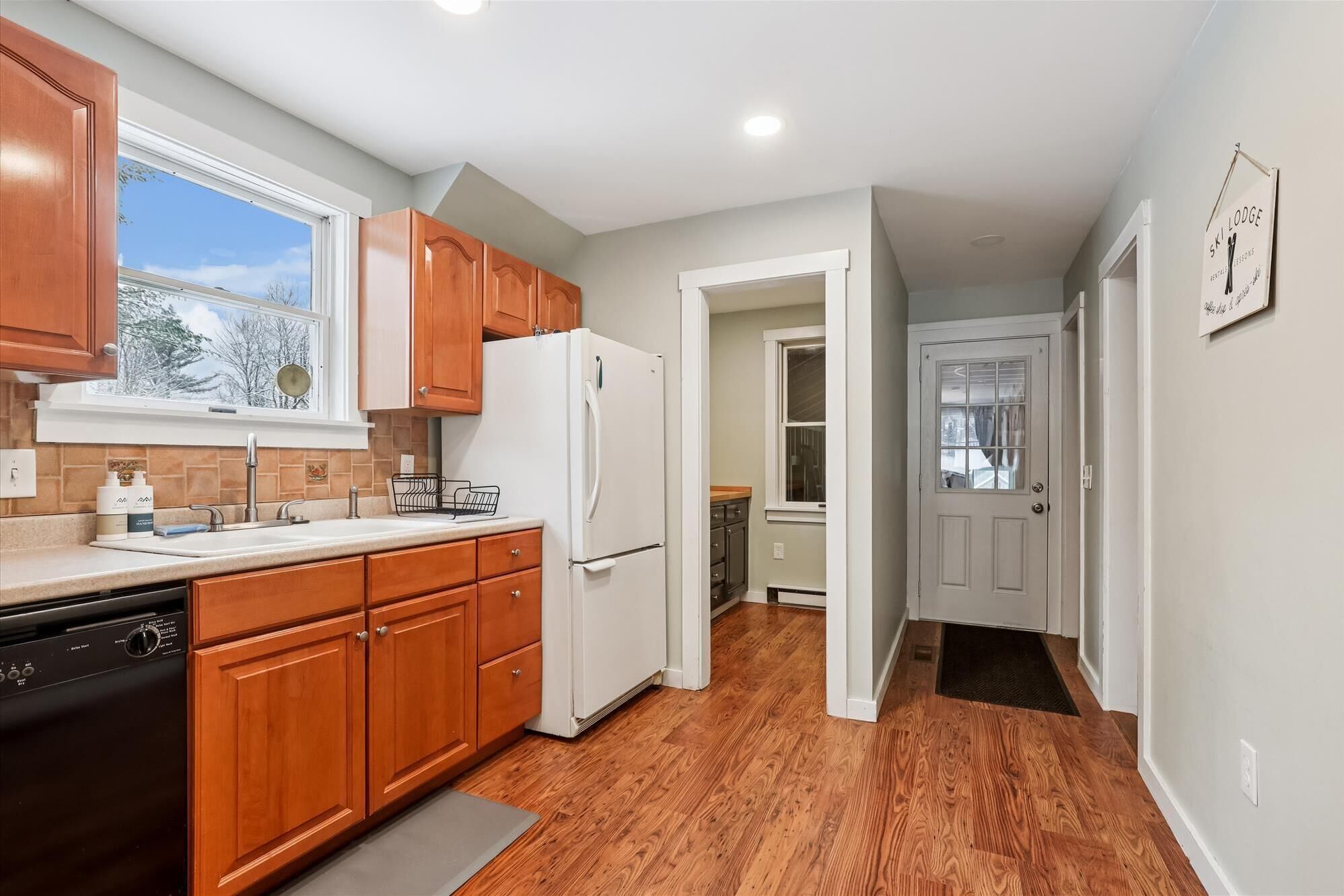 Jääkaappi, mikroaaltouuni, uuni, astianpesukone