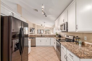 Fridge, microwave, oven, stovetop - Hot Pool, Pup Friendly! Perfectly Perfect! (Surprise)