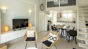 Eine moderne Wohnung mit Essbereich, Küche und Wohnraum.