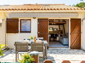 Outdoor dining - Lovely apartment for 4 guests with WIFI, TV, terrace and pets allowed (La Palmyre)