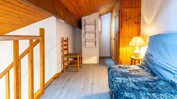 1 slaapkamer, een strijkplank/strijkijzer, reisbedje, wifi (toeslag)