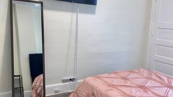 3 bedrooms, in-room safe, iron/ironing board, free WiFi