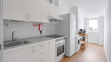 Een koelkast, een microgolfoven, een oven, een kookplaat