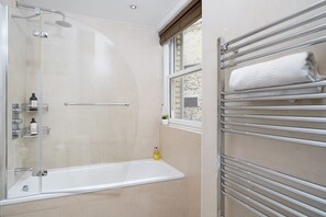Baignoire, séchoir à cheveux, serviettes fournies, savon