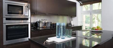 Een koelkast, een microgolfoven, een oven, een kookplaat