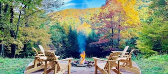 Moonlight Lodge - pet-friendly, private, hot tub, fire pit, views between Boone and W. Jefferson