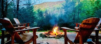 Moonlight Lodge - pet-friendly, private, hot tub, fire pit, views between Boone and W. Jefferson