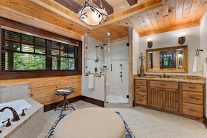 Combined shower/bathtub, jetted bath, towels - Elegant Mountain Lodge with Beautiful Sunsets (Vilas)