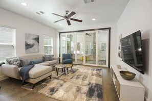 Living area - Newly furnished near botanical garden/pearl/downtown - & playspace for the kids! (San Antonio)